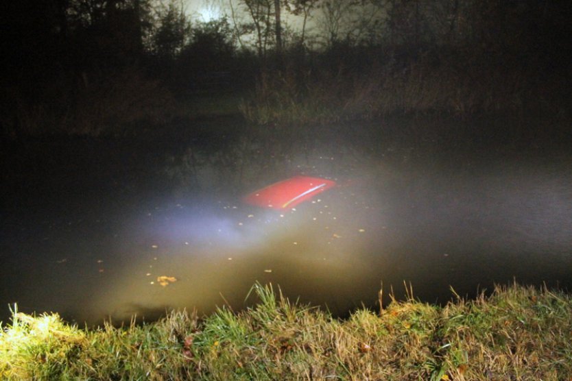 112-dokkum Vrouw raakt met auto in trekvaart