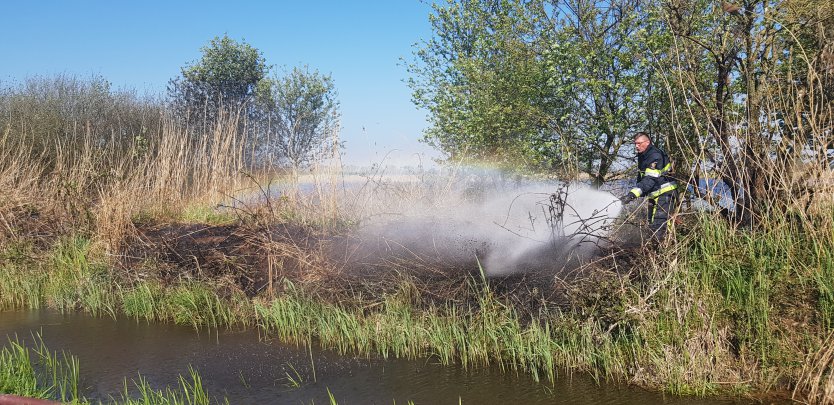 112-dokkum Brandweer blust natuurbrand bij Driezumer Mar