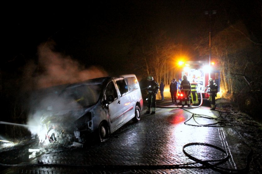 112-dokkum Bestelauto uitgebrand op Broekloane