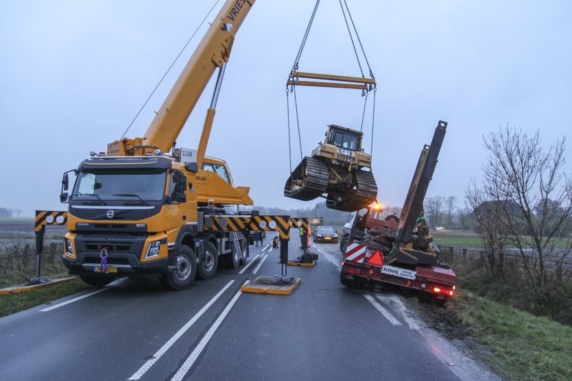 112-dokkum Dieplader met bulldozer vast op N356 bij Holwerd
